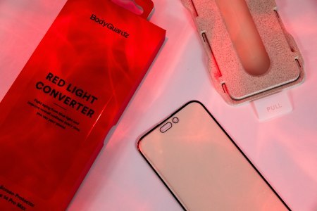 BodyGuardz Red light Converter Glass - szkło ochronne z konwerterem światła niebieskiego do iPhone 17 Pro Max / 16 Pro Max