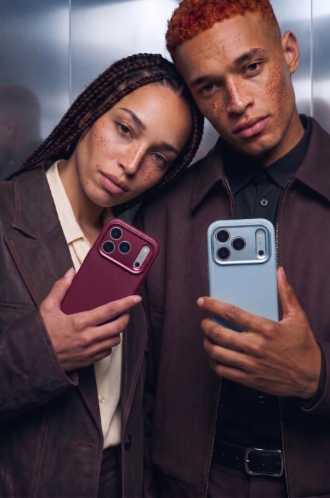Decoded Leather Backcover - skórzane etui do iPhone 18 Pro / 17 Pro kompatybilne z MagSafe (aubergine)