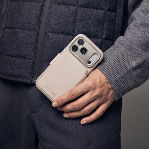 Decoded Leather Detachable Wallet - skórzane etui do iPhone 18 Pro / 17 Pro kompatybilne z MagSafe (taupe)
