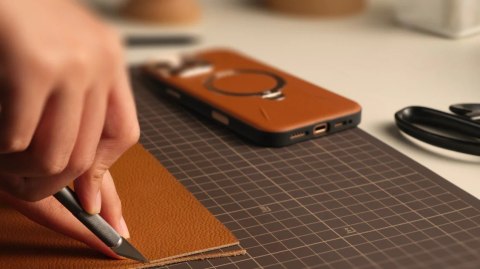 TORRAS Ostand Q3 VegSkin - etui do iPhone 18 Pro Max / 17 Pro Max kompatybilne z MagSafe (brown)
